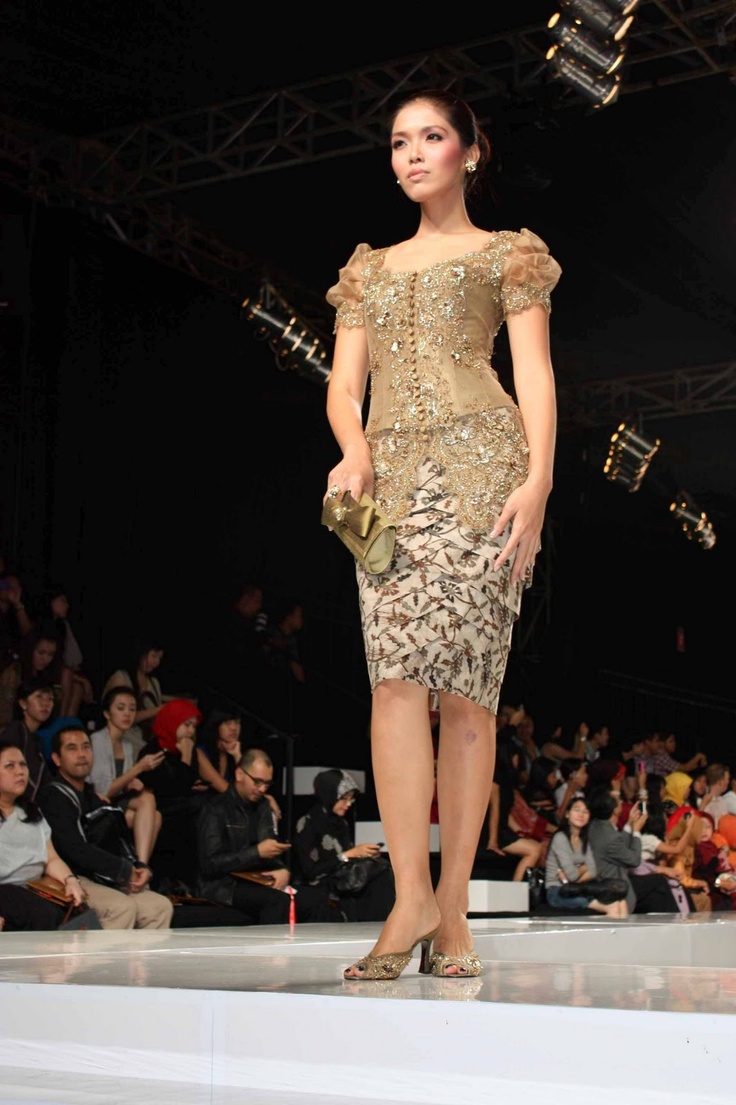 Model Baju Dress Pendek Untuk Pesta Warna Emas Dengan Aksen Batik